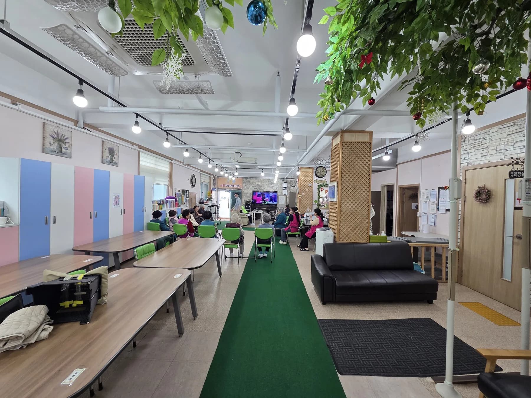 음악 활동 시간에 어르신 표정이 풀리는 순간