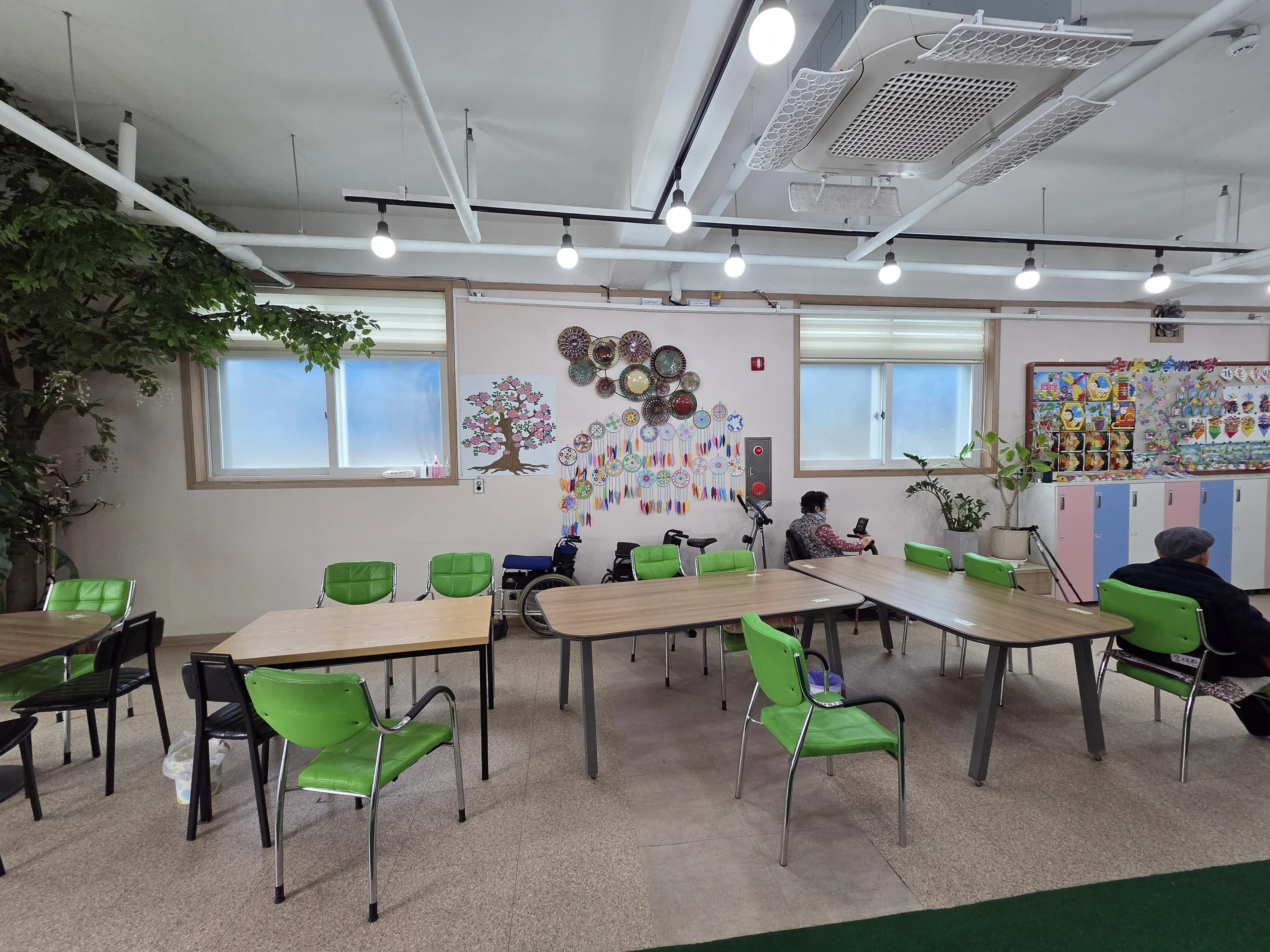 하루를 마무리하는 귀가 준비와 차량 탑승 확인