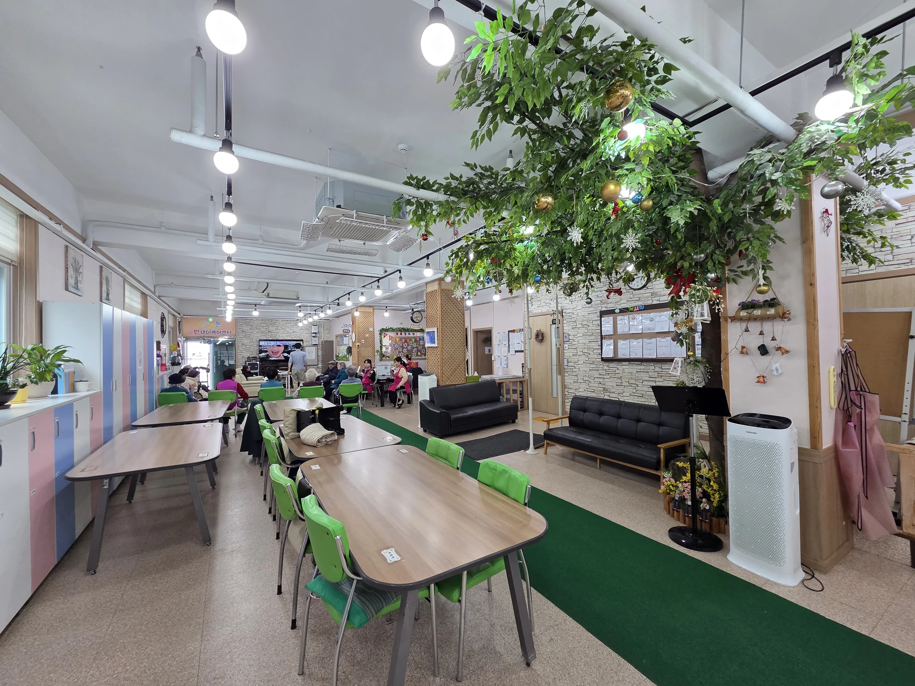 휠체어와 보행기 이용 어르신을 위한 통로 구성