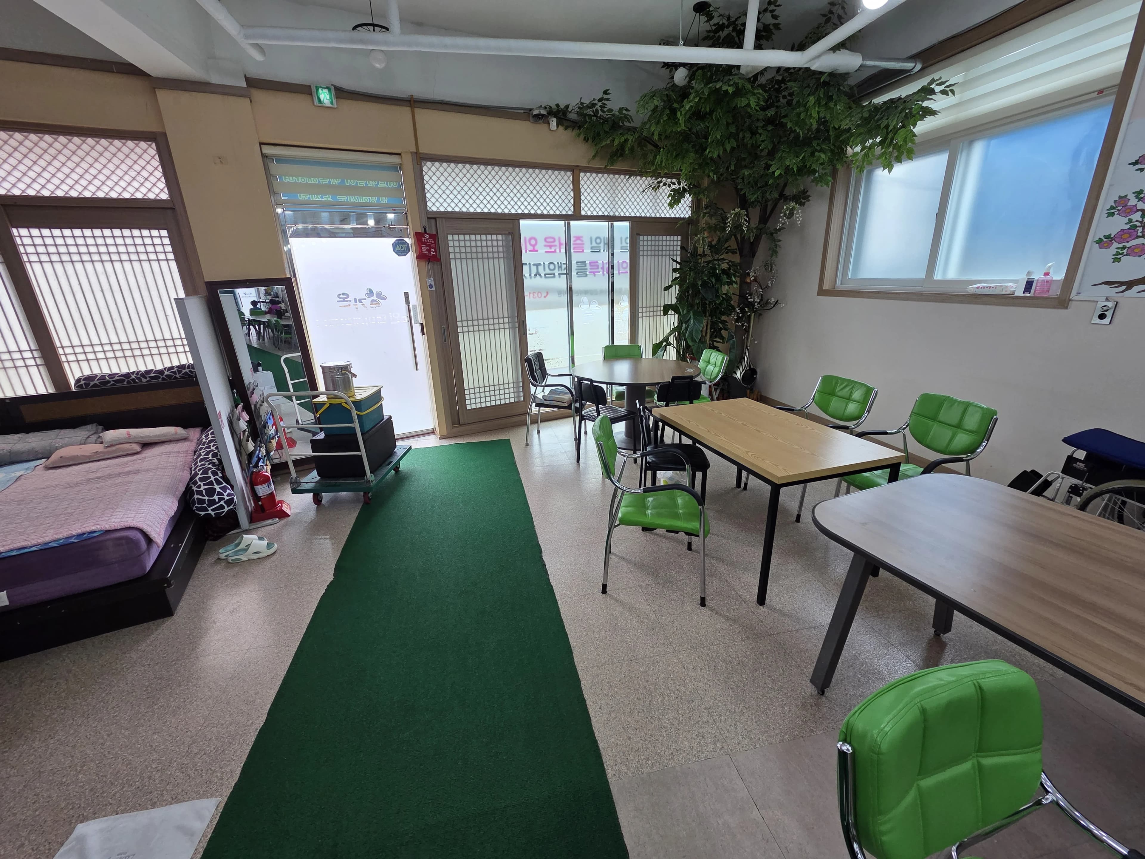 주간보호센터를 알아볼 때 밝은 표정보다 중요한 직원 응대